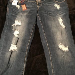 Jean capris. Amethyst brand.